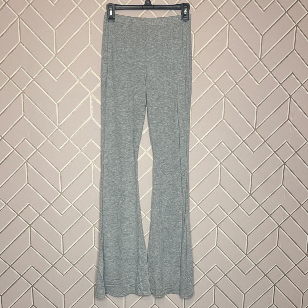 NWOT PrettyLittleThing Light Gray Seamless High-Rise Flare Leggings US 6 Medium - Picture 2 of 3